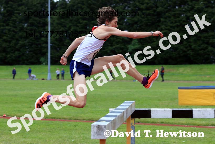 2000 metres steeplechase, 2024 NEGP 3, Monkton Stadium. Photo: David T. Hewitson/Sports for All Pics
